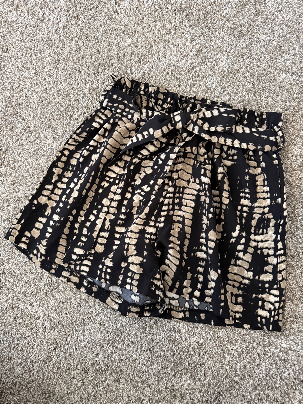🚨Price Drop🚨 NWOT High-Waist Black & Beige Print Paperbag Shorts with Tie Belt